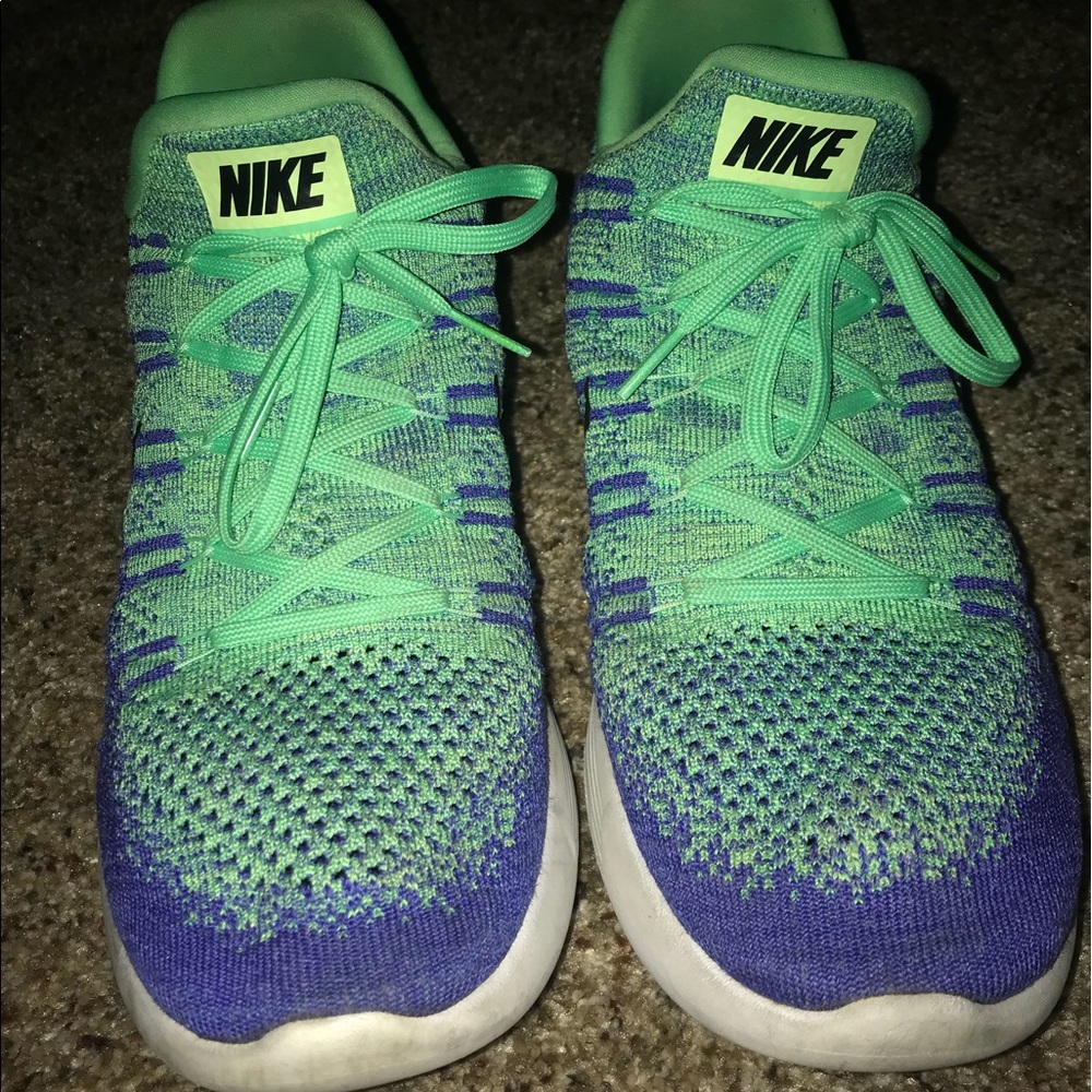 NIKE SHOES SIZE 11.5